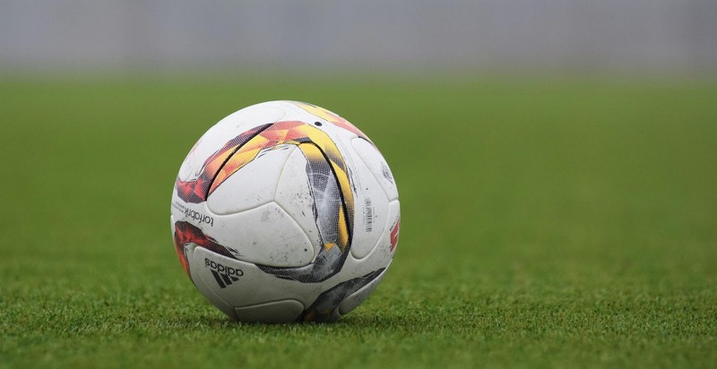 El balón esta para justo en el campo de futbol